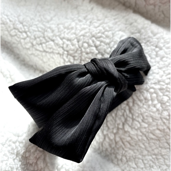 FREE with bundle 🖤 NWOT Bow Headband 🖤 - Picture 2 of 2
